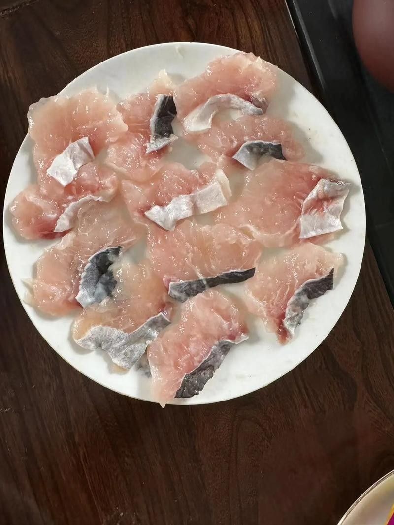 如何區分巴沙魚片和龍魚（如何區分巴沙魚和龍魚，龍利魚與巴沙魚的區別，龍利魚的區別）