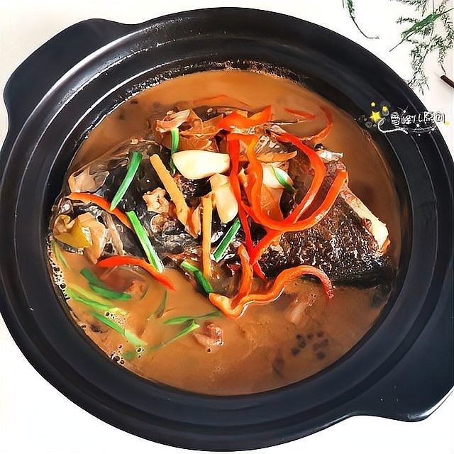 潮汕砂鍋魚頭怎么做才正宗（正宗潮汕砂鍋魚頭的正宗做法，鮮香嫩滑無腥味）