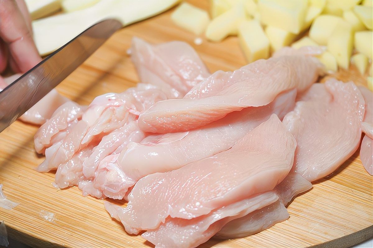 龍魚能不能吃雞胸肉（龍魚可以吃雞胸肉嗎龍魚吃雞胸肉有哪些好處）