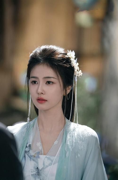 白鹿被贊“美神降臨”（娛說時尚微博視界大會白鹿出席視界大會“美神降臨”造型太驚艷）