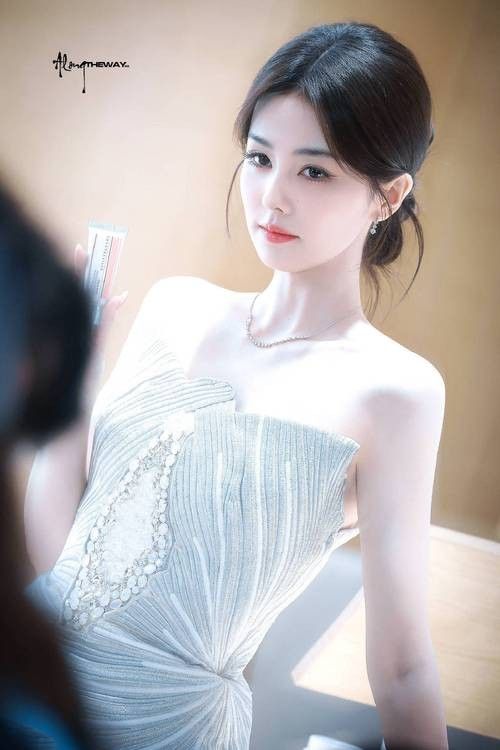 白鹿被贊“美神降臨”（娛說時尚微博視界大會白鹿出席視界大會“美神降臨”造型太驚艷）