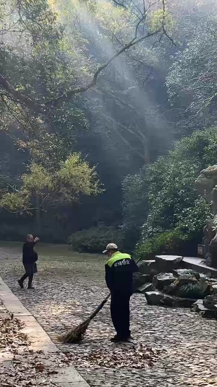 清晨掃地僧