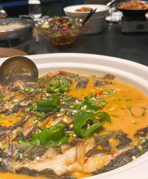 荊州沙市江邊魚莊，以魚雜火鍋等魚類菜品聞名，性價比高，荊州吃魚天花板
