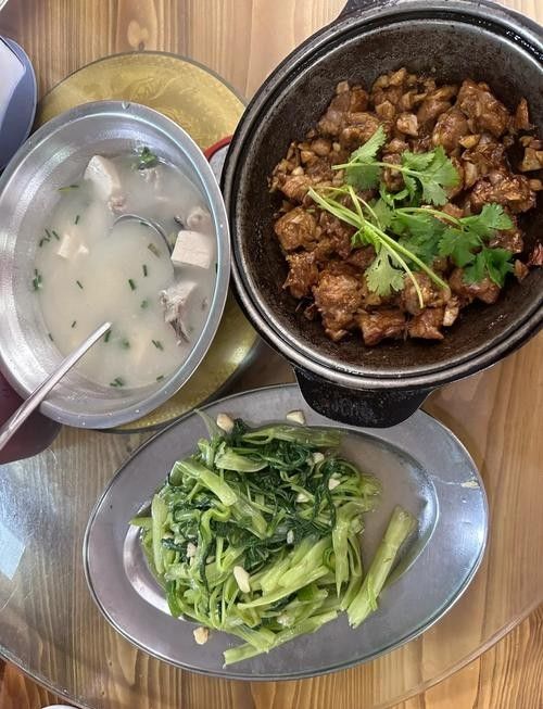 荊州沙市江邊魚莊，以魚雜火鍋等魚類菜品聞名，性價比高，荊州吃魚天花板