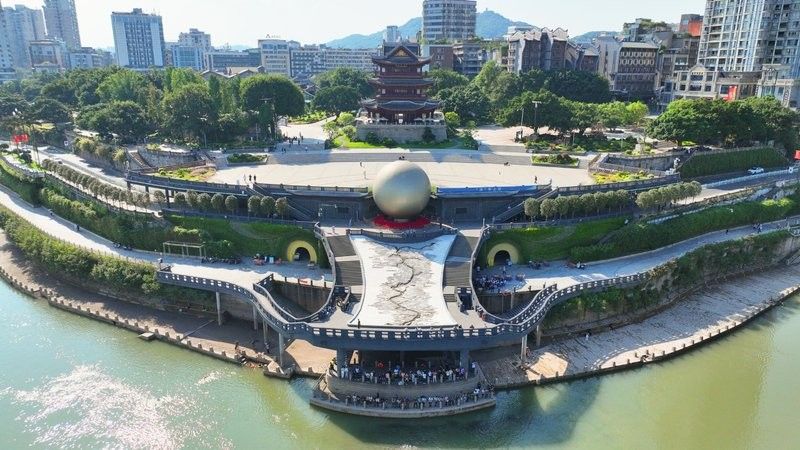 長江的野生魚，被宜賓人喂成了觀賞魚，四川宜賓野生魚喂成了觀賞魚，江里黑壓壓一片