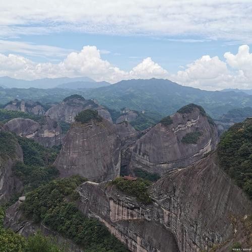 安徽九龍山風(fēng)景區(qū)集自然風(fēng)光和人文景觀于一體的旅游勝地，安徽九龍山風(fēng)景區(qū)