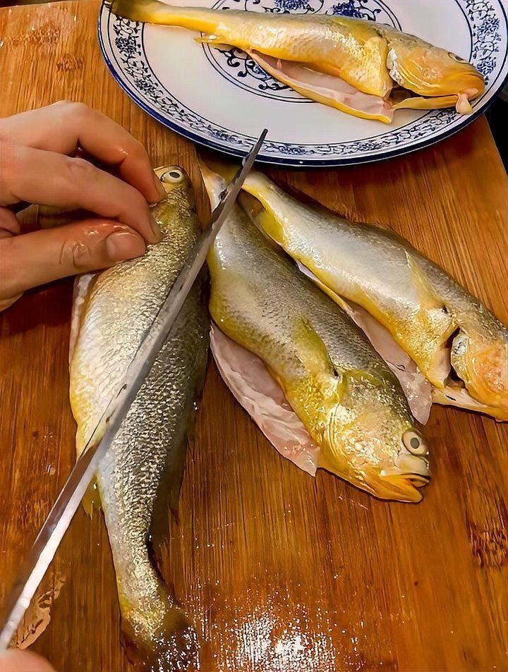 金龍魚肉質鮮美、口感鮮美、口感細膩而受到消費者的喜愛，小區封閉期間男子把養的金龍魚吃了