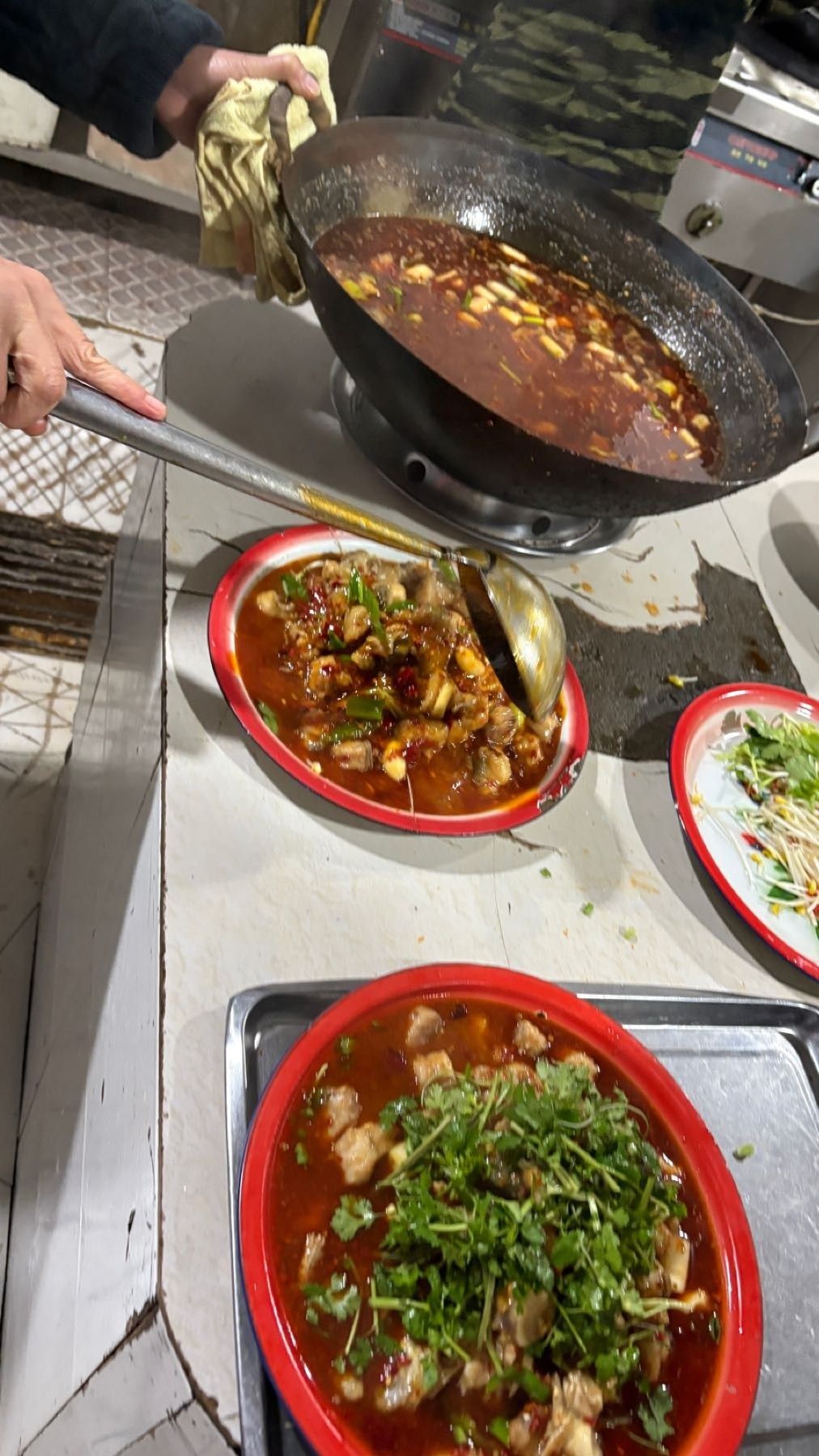 四川資中縣魚溪鎮的一道特色美食，麻辣鮮嫩滋滋入味，「內江」資中縣：鄉賢助力資中鯰魚傳承激活鄉村振興新動力