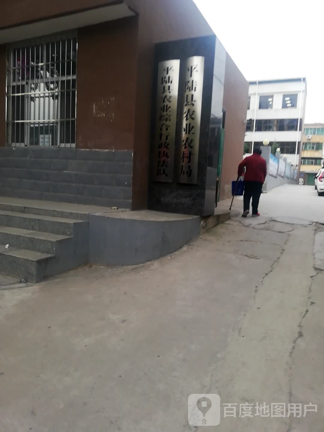 平陸紅龍魚(yú)的市場(chǎng)價(jià)格，平陸縣有哪些著名的紅龍魚(yú)養(yǎng)殖場(chǎng)？，平陸紅龍魚(yú)養(yǎng)殖技巧:從挑選到環(huán)境管理全攻略全民小視頻