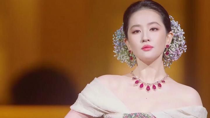 女明星紅毯后臺合照比美，網友：看來拍照是門技術活（女明星紅毯后臺合照比美）