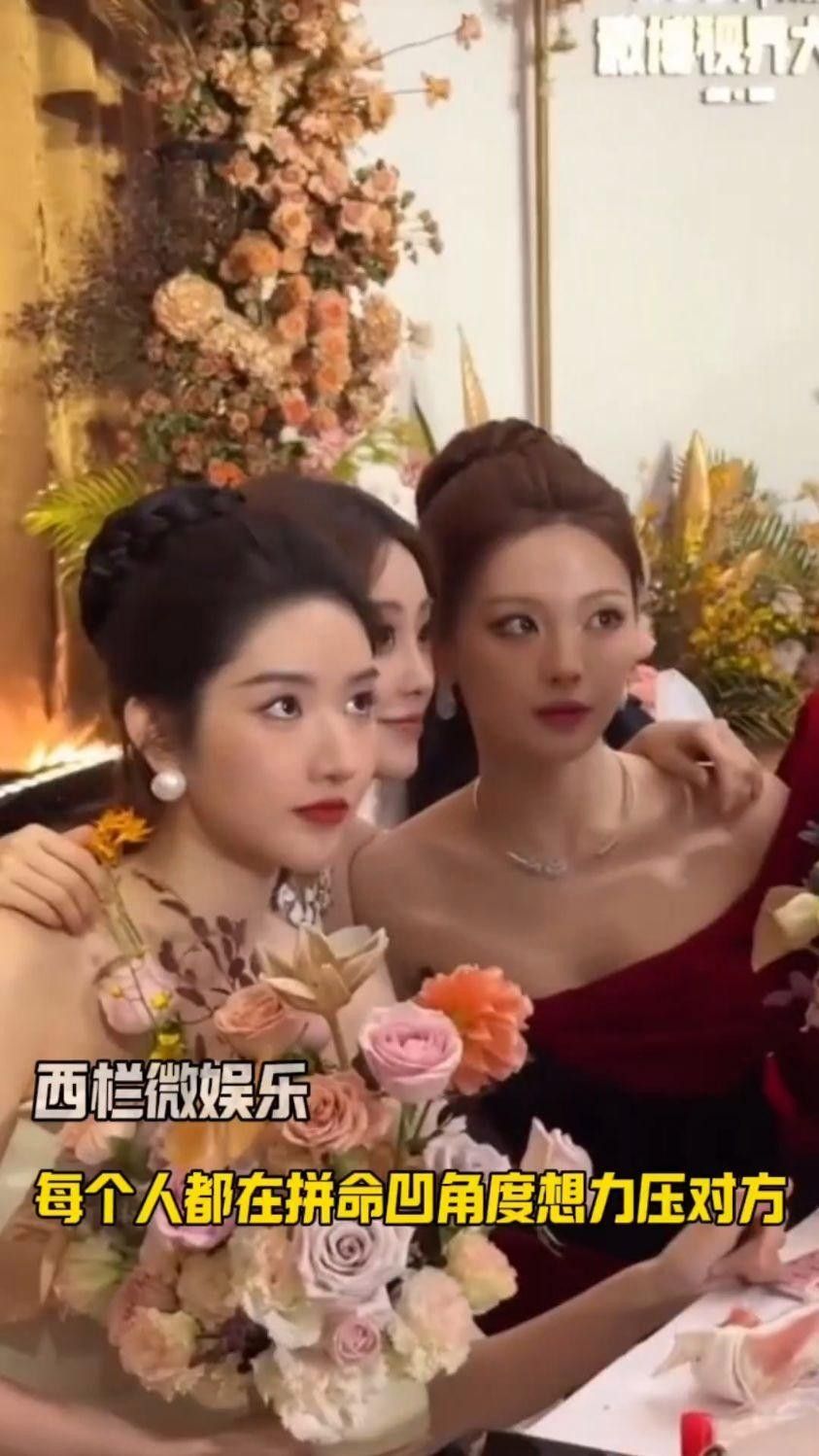 女明星紅毯后臺合照比美，網友：看來拍照是門技術活（女明星紅毯后臺合照比美）