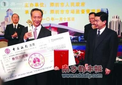 紅龍魚的發(fā)色在出生后的6個月到1年內(nèi)會有較鮮艷的發(fā)色（紅龍魚的發(fā)色主要受到以下幾個因素的影響）