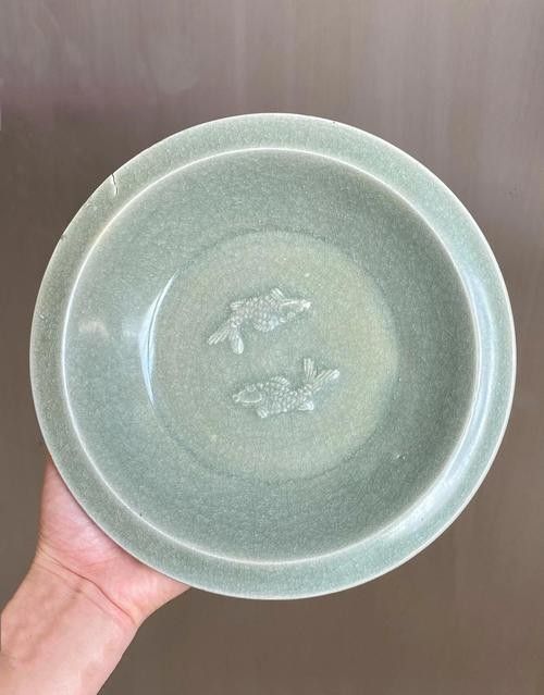 龍泉青瓷魚紋的演變（龍泉青瓷魚盤怎么選面料研究所火了6000年大熱ip魚紋）