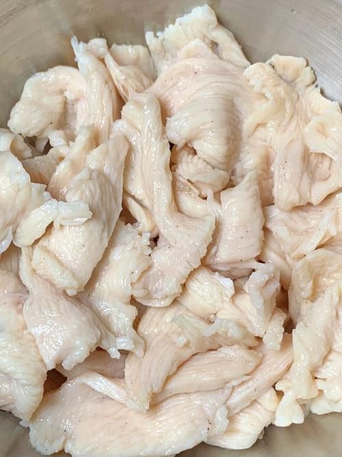如何處理雞胸肉以適應(yīng)龍魚食用？（雞胸肉處理以適應(yīng)龍魚食用）