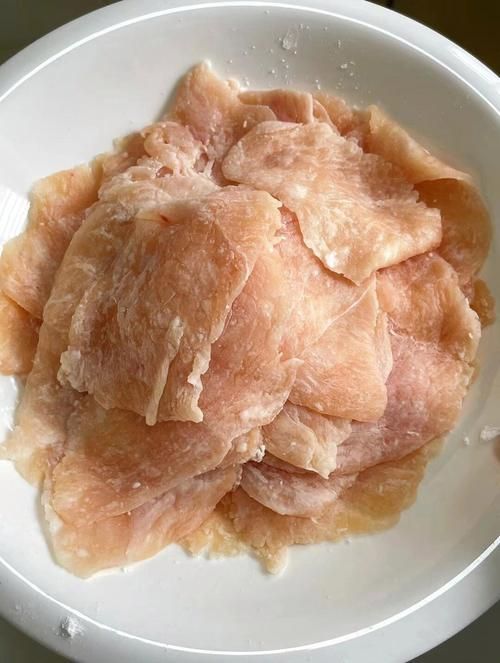 如何處理雞胸肉以適應(yīng)龍魚食用？（雞胸肉處理以適應(yīng)龍魚食用）