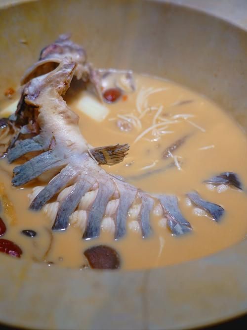 福州龍魚(yú)火鍋的價(jià)格范圍（福州龍魚(yú)火鍋有哪些特色配菜推薦，福州龍魚(yú)火鍋價(jià)格親民）