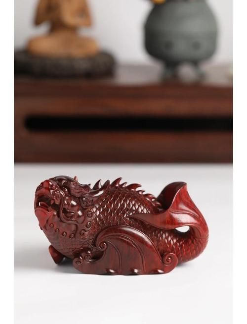有哪些材質的龍魚擺件比較好（新中式家居玄關龍魚臺擺件）