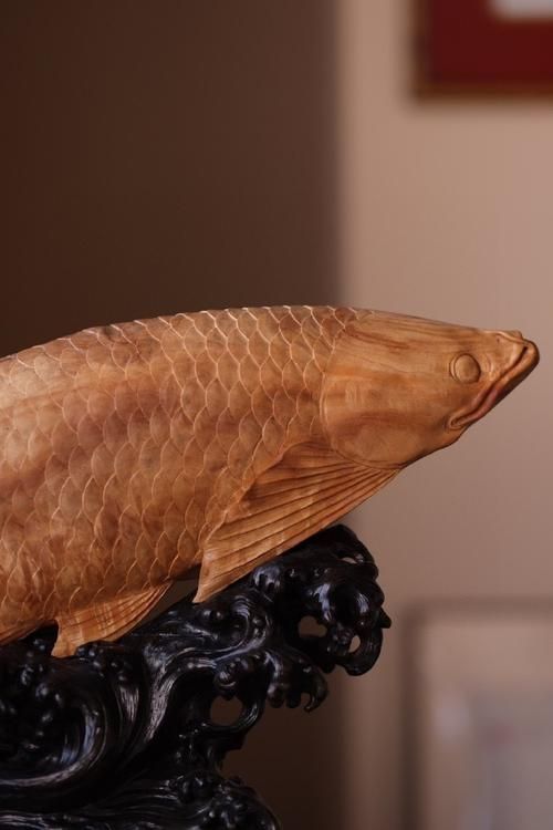 有哪些材質的龍魚擺件比較好（新中式家居玄關龍魚臺擺件）