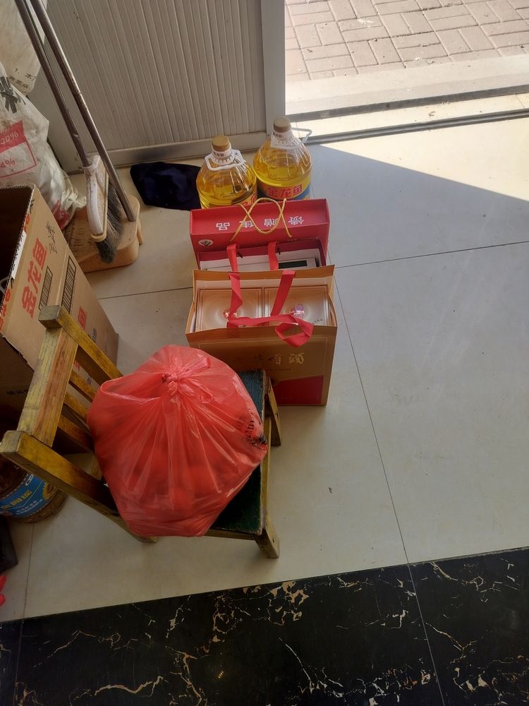 走親訪友（北京老寧評論：走親訪友是一個重要的社交活動，過年就是這個意思）