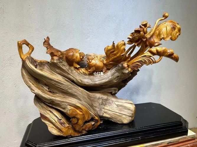 給我一些木雕金魚的圖片，木雕金魚的藝術魅力