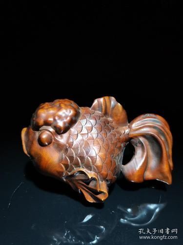 給我一些木雕金魚的圖片，木雕金魚的藝術魅力