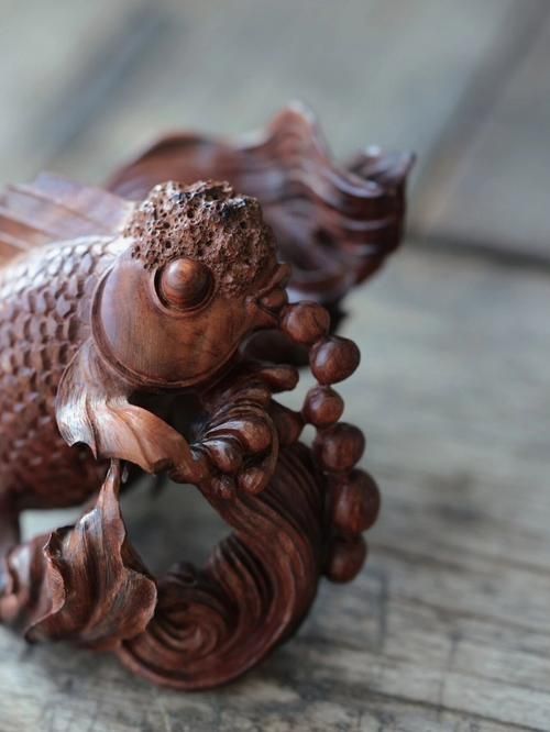 給我一些木雕金魚的圖片，木雕金魚的藝術魅力