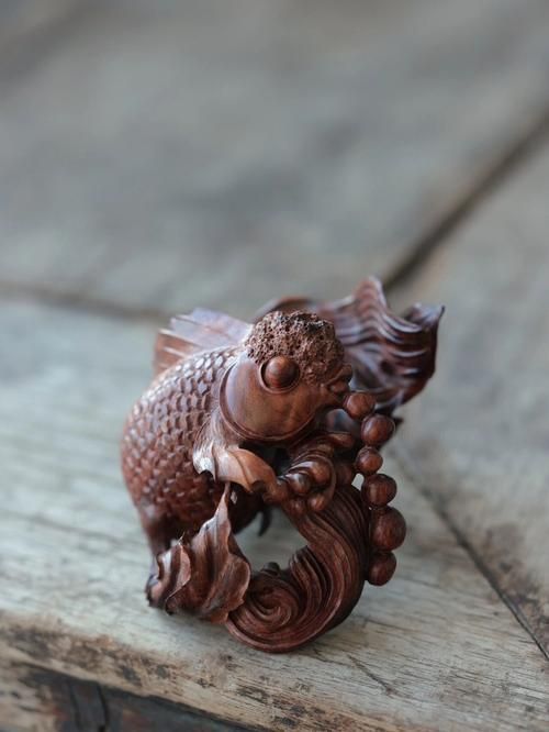 給我一些木雕金魚的圖片，木雕金魚的藝術魅力