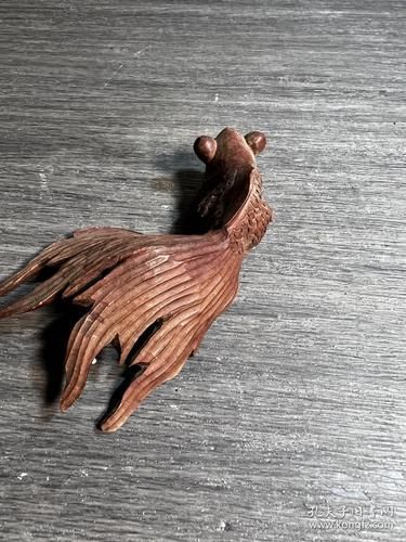 給我一些木雕金魚的圖片，木雕金魚的藝術魅力