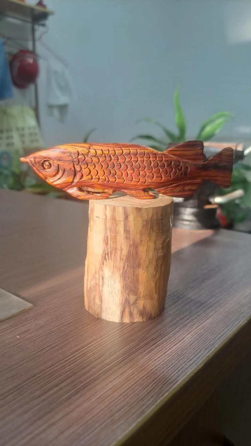 給我一些雕刻金龍魚的圖片，金龍魚雕刻擺件的選購指南