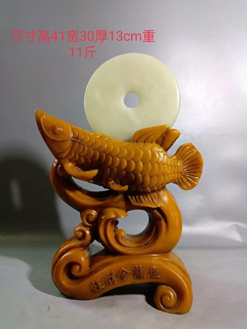 給我一些雕刻金龍魚的圖片，金龍魚雕刻擺件的選購指南