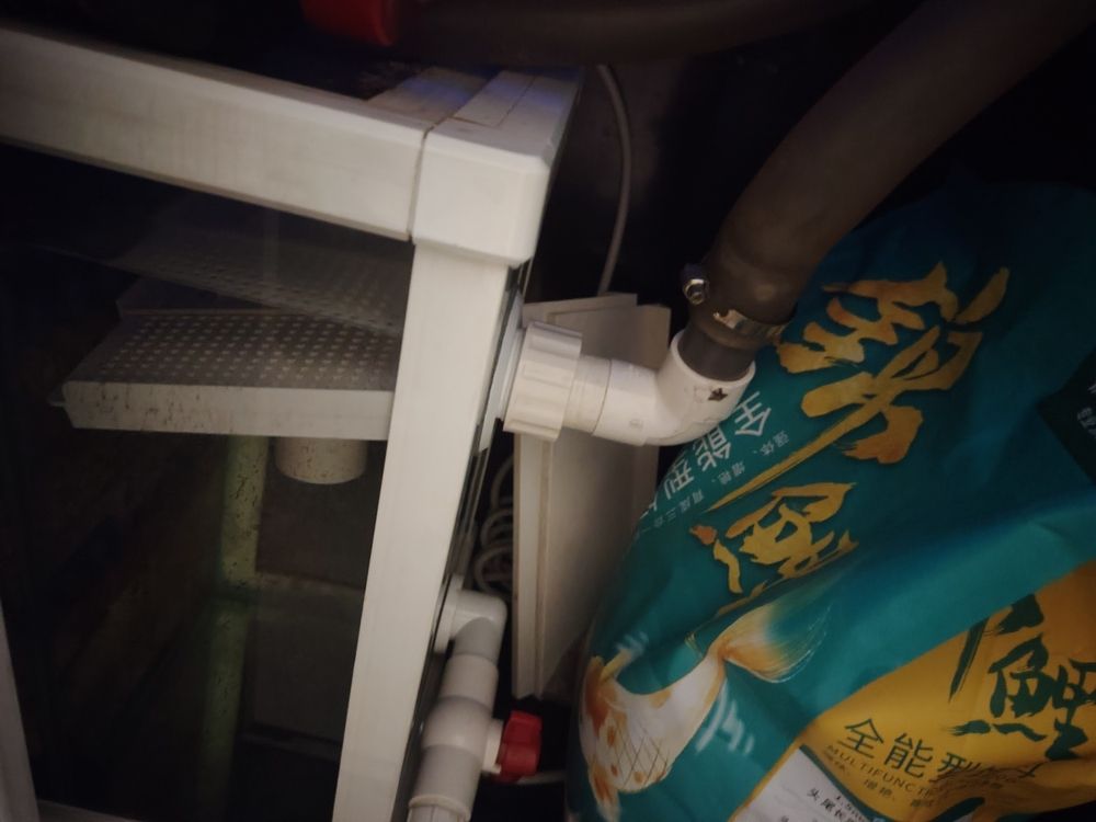 請教[peifu][peifu][peifu] 底濾倉進水管壓緊螺帽處滲水，沒搞清楚具體的密封結構是什么樣的，無從下手，請教一下，該如何解決滲水問題？，謝謝！