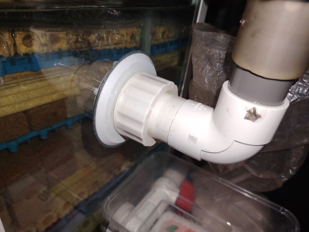 請教[peifu][peifu][peifu] 底濾倉進水管壓緊螺帽處滲水，沒搞清楚具體的密封結構是什么樣的，無從下手，請教一下，該如何解決滲水問題？，謝謝！