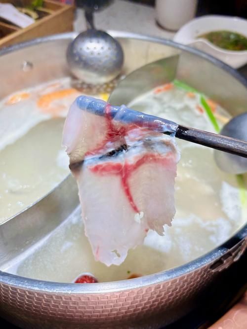 給我一些判斷魚片是否煮熟的照片，判斷魚片是否煮熟時可以采取以下幾種方法判斷魚片是否煮熟