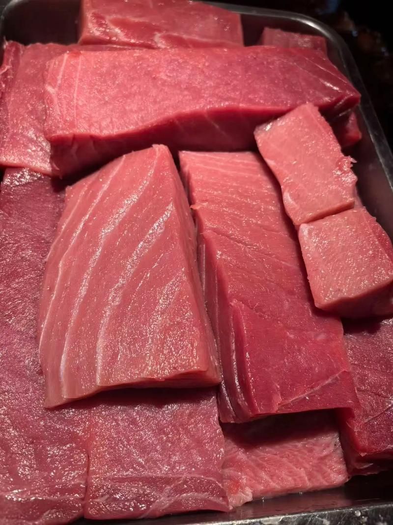 如何選擇新鮮的金槍魚，新鮮的金槍魚應考慮以下幾個關鍵因素：觀察金槍魚的顏色
