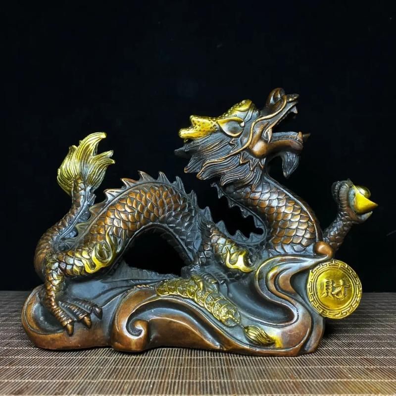 給我一些龍擺件的圖片，中國古典文化中極具象征意義的龍擺件