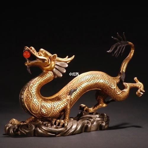 給我一些龍擺件的圖片，中國古典文化中極具象征意義的龍擺件