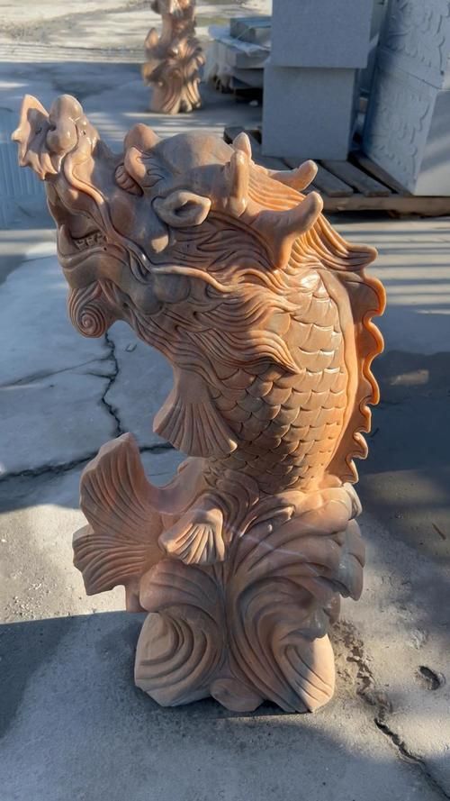 給我更多石雕龍魚的圖片，探索石雕龍魚的藝術(shù)魅力