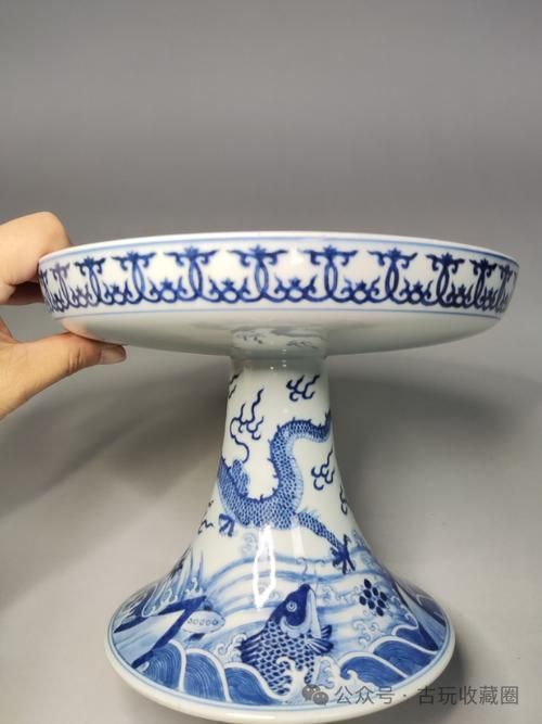 魚化龍紋飾在現代瓷器中的應用，景德鎮青花瓷魚化龍杯:傳統工藝與現代審美文藝游者