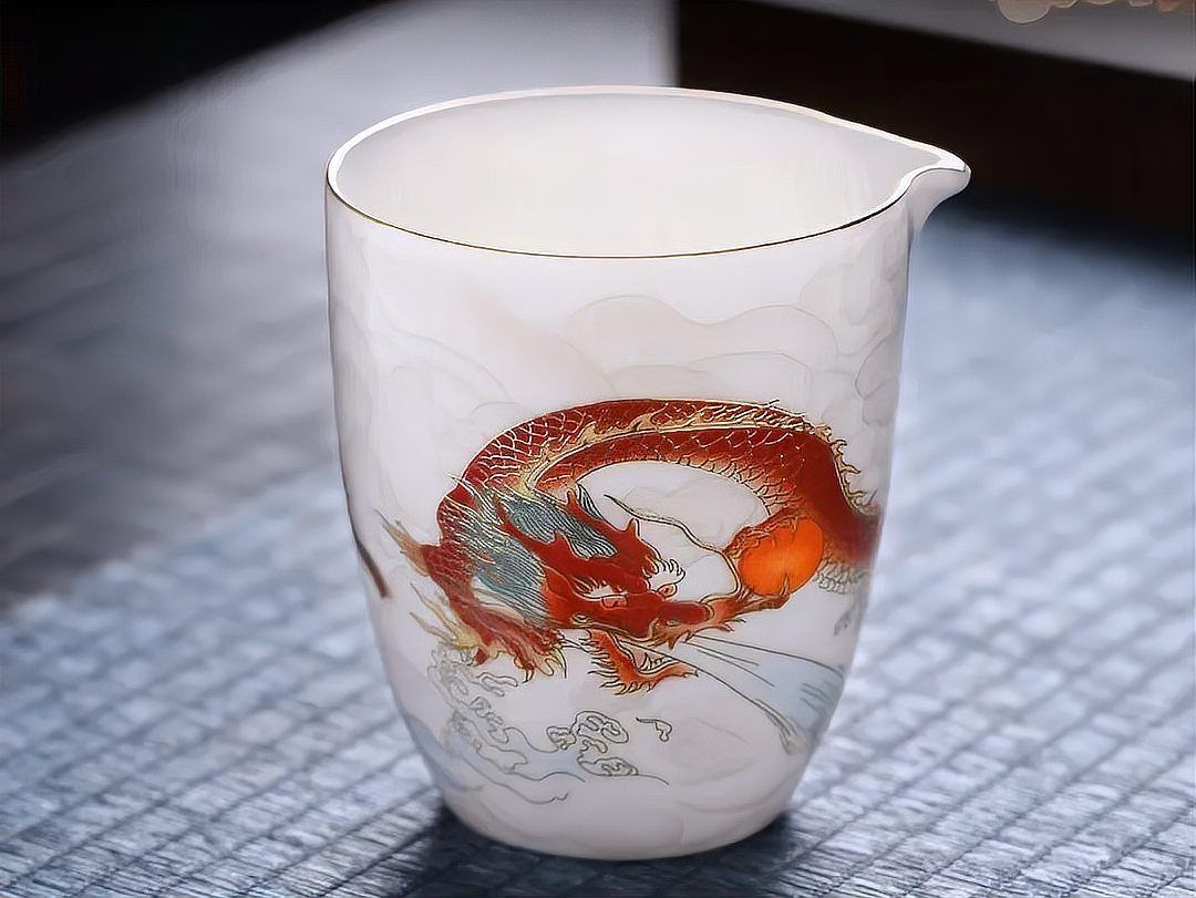 魚化龍紋飾在現代瓷器中的應用，景德鎮青花瓷魚化龍杯:傳統工藝與現代審美文藝游者