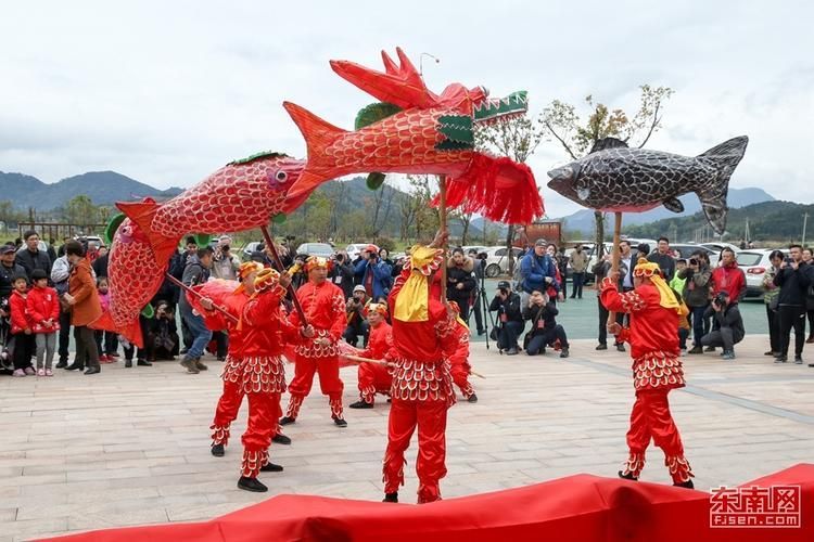 五夫龍魚戲有哪些獨特的表演技巧，五夫龍魚戲的獨特之處在于“以舞敘事、以器傳神”