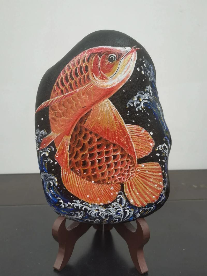 有沒有更多現代抽象風格的石雕龍魚圖片，探索現代抽象風格的石雕龍魚