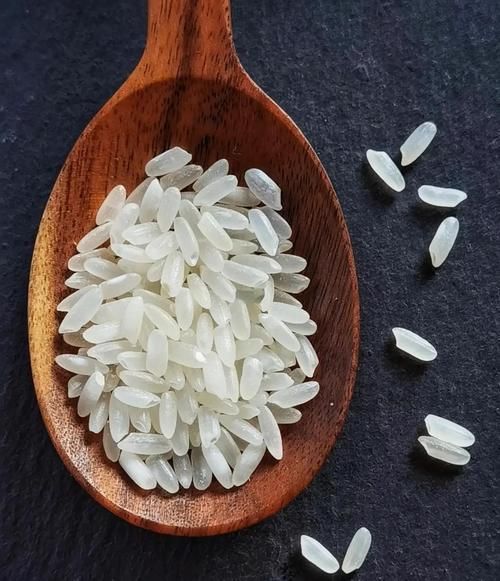 如何辨別金龍魚五常大米的真?zhèn)危宄４竺渍鎮(zhèn)舞b別 如何辨別金龍魚五常大米的真?zhèn)危宄４竺渍鎮(zhèn)舞b別 龍魚百科 第4張