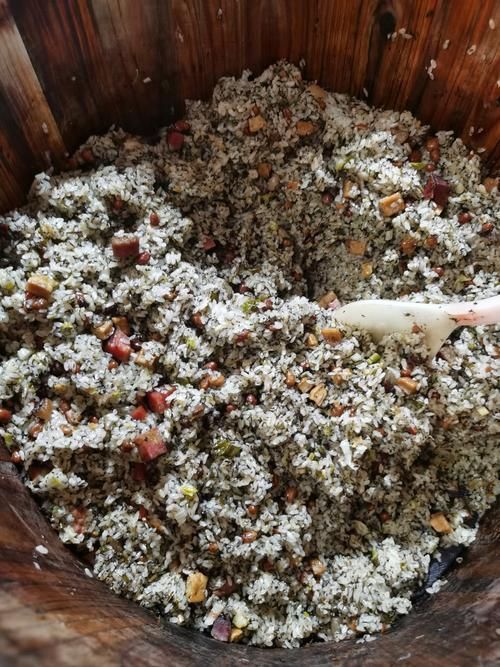 詳細介紹一下龍魚村的社飯制作過程，貴州省銅仁市沿河土家族自治縣板場鎮龍魚村的社飯制作過程