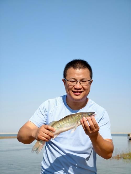 能否提供更多新疆雪龍魚的圖片，新疆雪龍魚的價格是多少？