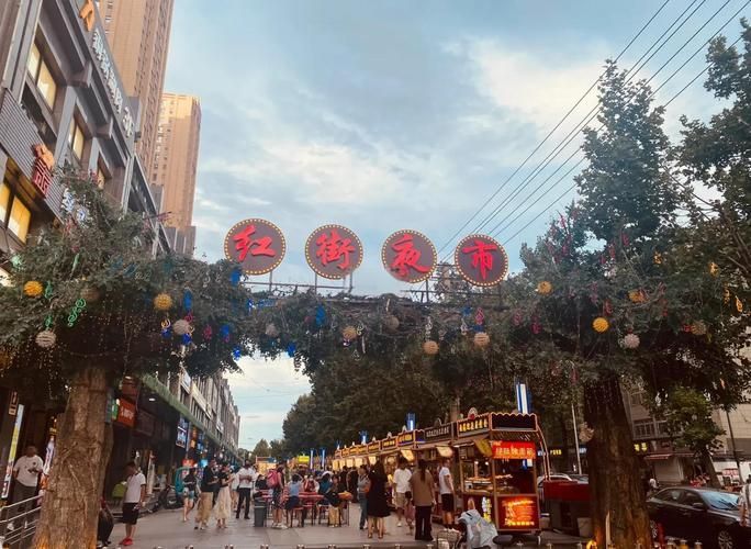 如何前往紅龍旗美食街，紅街夜市有哪些必吃的美食小吃紅街夜市有哪些必吃清單