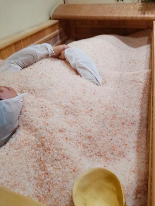 能否提供一張詳細的鹽浴療法圖片，井鹽浴療法是一種古老的自然療法
