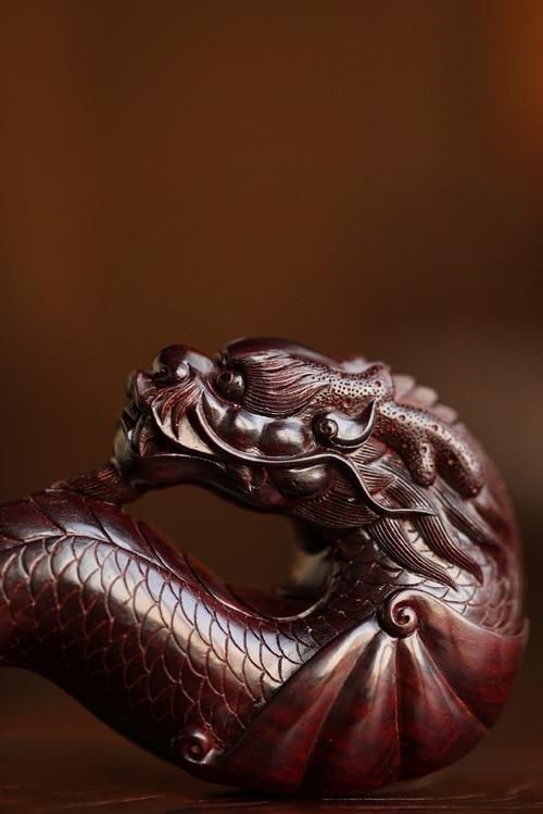 能否提供更多龍魚木雕的圖片，龍魚木雕可以作為家居擺件嗎？