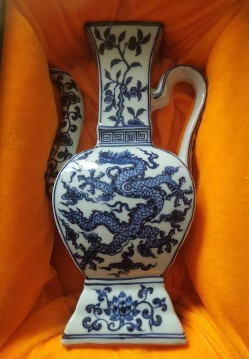 紅龍與金龍?jiān)谒囆g(shù)中的表現(xiàn)，紅龍與金龍?jiān)跂|西方藝術(shù)中的具體表現(xiàn)形式、象征意義、代表性作品