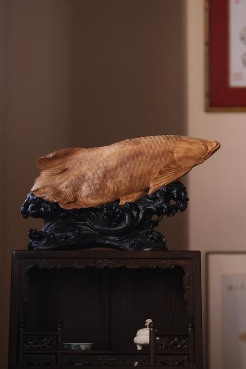 有哪些著名的金龍魚木雕作品，地堅硬且自帶幽香的金龍魚木雕作品：金龍魚木雕作品