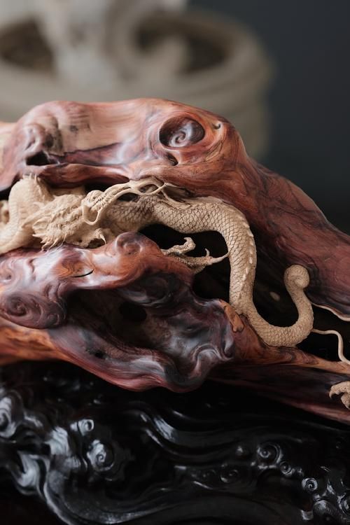 有哪些著名的金龍魚木雕作品，地堅硬且自帶幽香的金龍魚木雕作品：金龍魚木雕作品